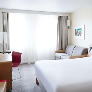 Superior rom med en queen size seng